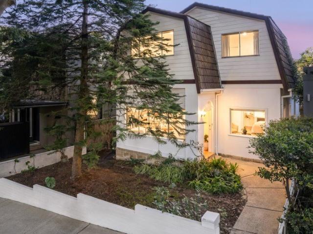 Harbourside Family Home with Exceptional Future Potential on a Blue Ribbon Plumer Road Parcel