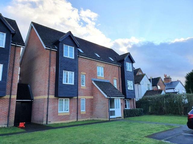 Harbury Court, Newbury, Berkshire 2 bed flat to rent £1,200 pcm £277 pw
