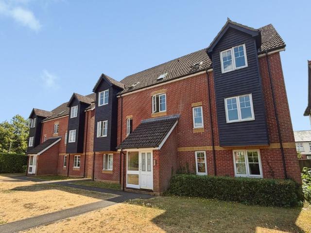 Harbury Court, Newbury RG14, 2 bed flat to rent, £1,200 pcm | PrimeLocation