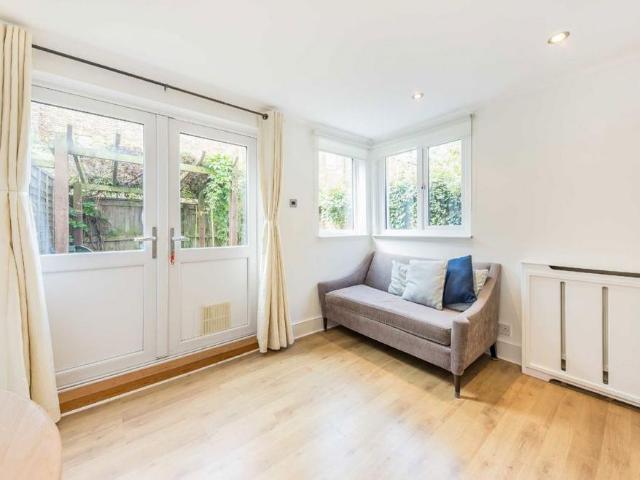 Harbut Road, London SW11 2 bed flat to rent £2,550 pcm £588 pw