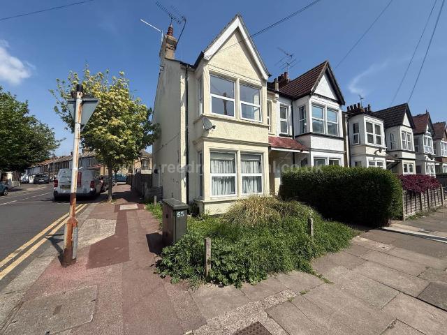 Harcourt Avenue, Southend On Sea SS2, 2 bed flat to rent, £1,200 pcm | PrimeLocation