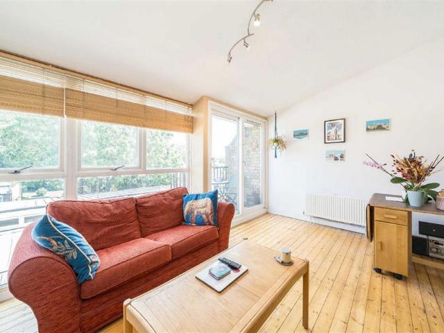 Hardel Walk, London SW2 3 bed maisonette to rent £2,750 pcm £635 pw