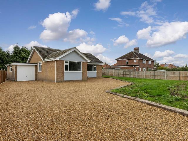 Hardingham Road, Hingham NR9, 3 bed detached bungalow to rent, £1,300 pcm | PrimeLocation