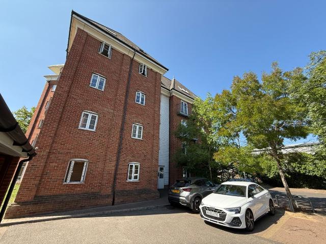 Hardies Point, Hythe CO2, 2 bed flat to rent, £1,250 pcm | PrimeLocation