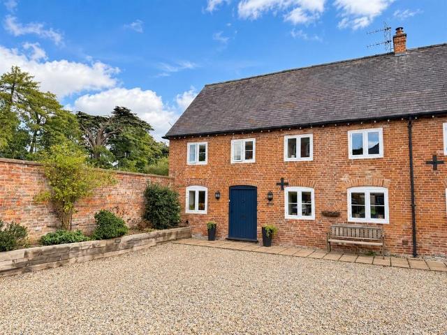 Hardwick Hall, Nr Ellesmere. 3 bed barn conversion to rent £1,500 pcm £346 pw