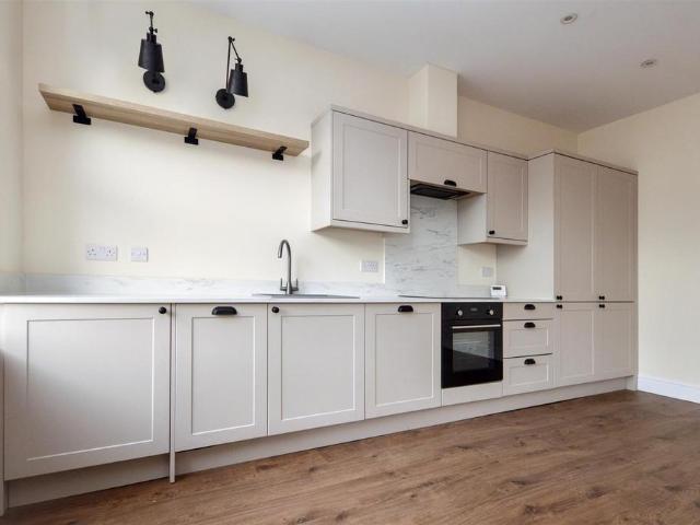 Hardwick Road, Eastbourne, BN21 2 bed flat to rent £1,300 pcm £300 pw