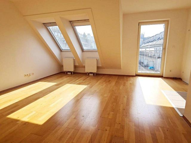 HARDTMUTHGASSE, klimatisiertes 95 m2 Dachgeschoß mit 10 m2 Balkon, Wohnküche, 3 Zimmer, Wannenbad, Parketten, WG geeignet