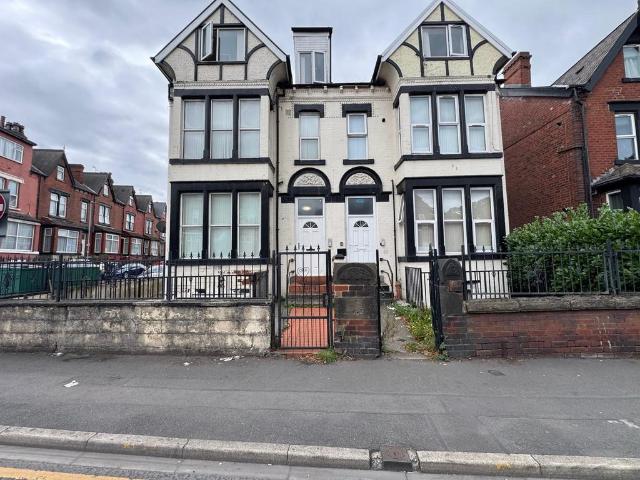 Harehills Lane, Leeds, West. 2 bed apartment to rent £850 pcm £196 pw