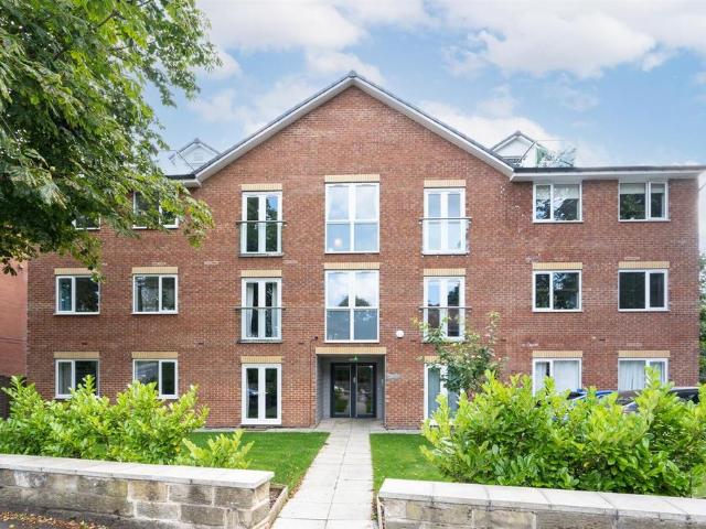 Harehills Lane, Leeds LS7 3 bed flat to rent £1,450 pcm £335 pw