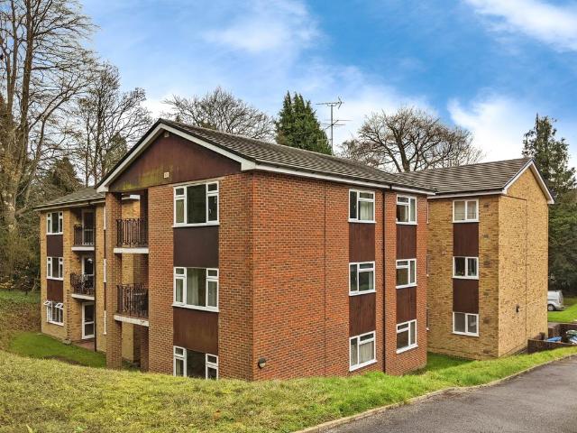 Harestone Valley Road, CATERHAM 2 bed apartment to rent £1,550 pcm £358 pw