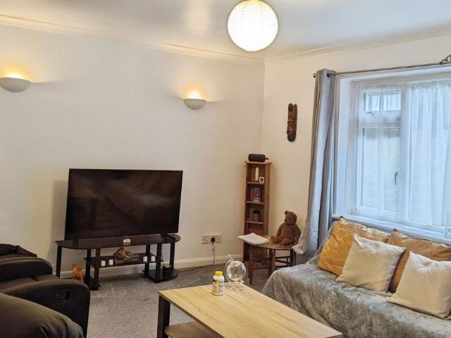 Harestone Valley Road, Caterham CR3, 2 bed flat to rent, £1,550 pcm | PrimeLocation