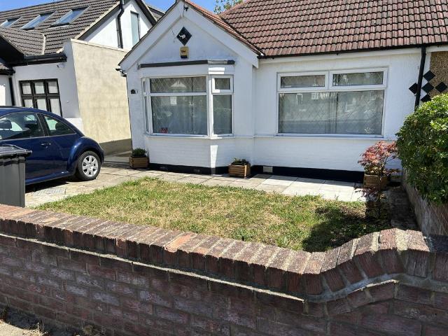 Harewood Avenue, Northolt UB5 2 bed semi detached bungalow to rent £2,100 pcm £485 pw