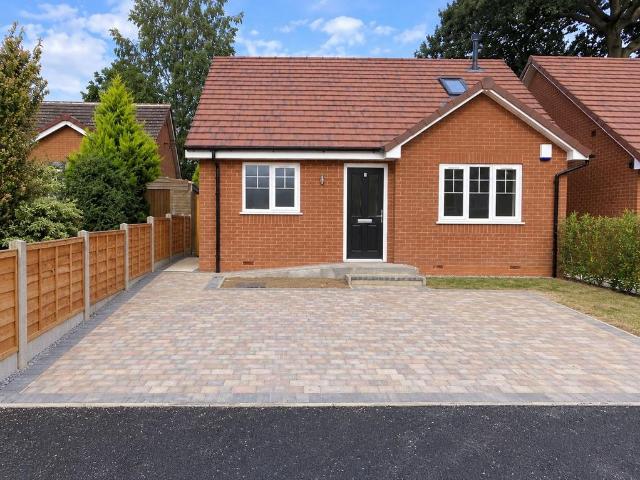 Harewood Close, Birmingham, B28 3 bed detached bungalow to rent £1,400 pcm £323 pw