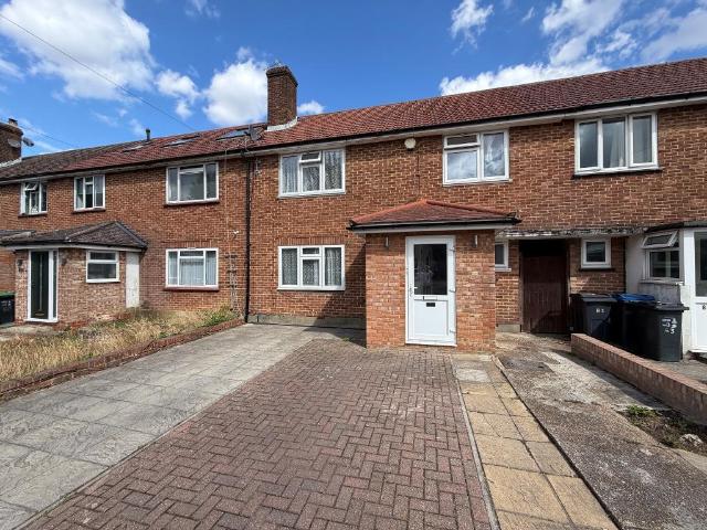 Harewood Gardens, Sanderstead. 4 bed terraced house to rent £2,600 pcm £600 pw