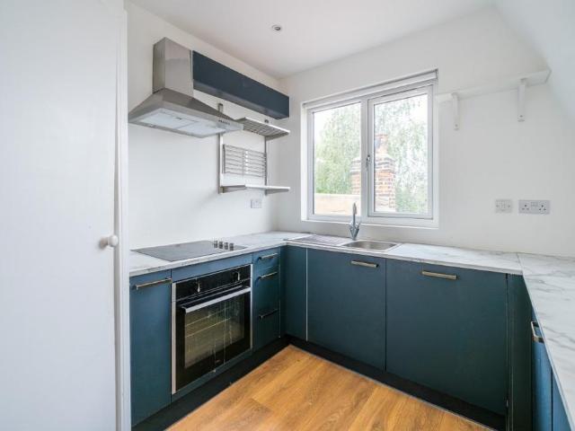 Harewood Road London SW19 1 bed apartment to rent £1,800 pcm £415 pw
