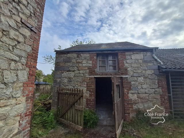 Hargnies 08 Ardennes. Un ensemble d'un gite avec jardin et d