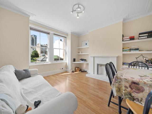 Hargrave Road, London N19 2 bed flat to rent £2,250 pcm £519 pw