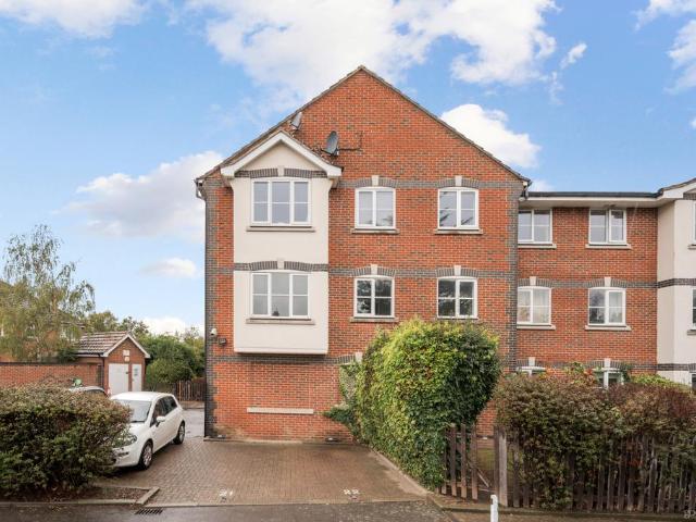 Harland Close, London SW19 2 bed apartment to rent £1,900 pcm £438 pw