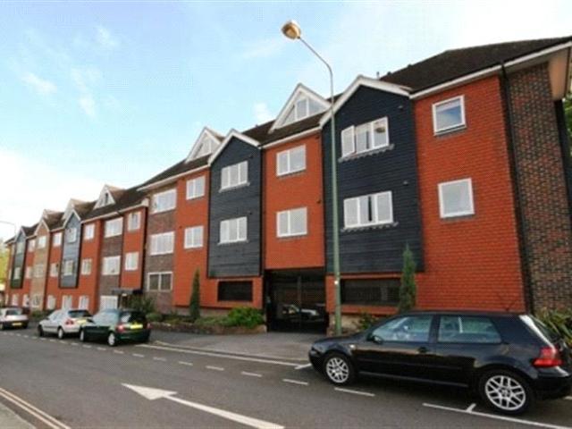 Harlands Road, Haywards Heath 1 bed flat to rent £1,050 pcm £242 pw