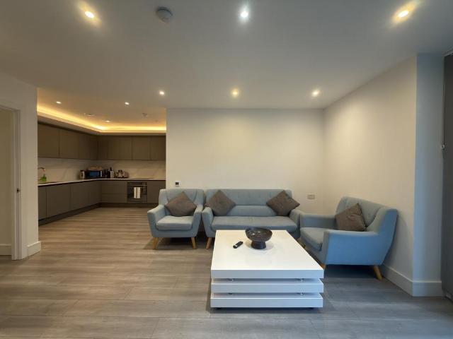 Harlequin Avenue, Brentford TW8 2 bed flat to rent £2,250 pcm £519 pw