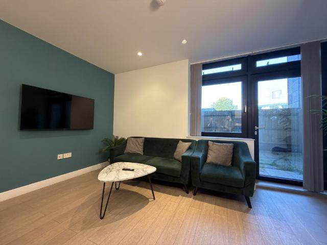 Harlequin Avenue 2 bed ground floor flat to rent £1,995 pcm £460 pw