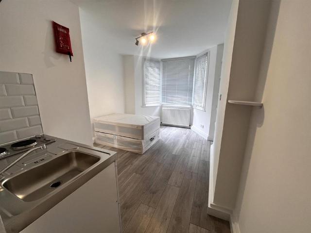 Harlesden Gardens, NW10 Studio to rent £895 pcm £207 pw