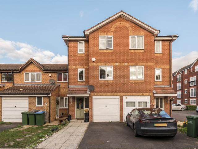 Harlinger Street, Charlton SE18, 3 bed semi detached house to rent, £2,600 pcm | PrimeLocation