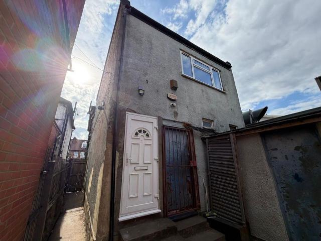 Harlington Road West, Feltham, TW14 3 bed flat to rent £1,950 pcm £450 pw