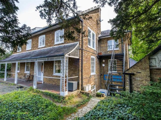 Harlington Road, Uxbridge UB8 4 bed apartment to rent £2,000 pcm £462 pw