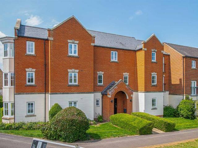 Harlow Crescent, Oxley Park MK4, 2 bed flat to rent, £1,200 pcm | PrimeLocation
