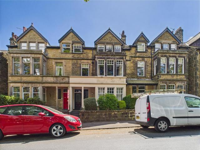 Harlow Moor Drive, Harrogate, HG2 2 bed flat to rent £1,350 pcm £312 pw
