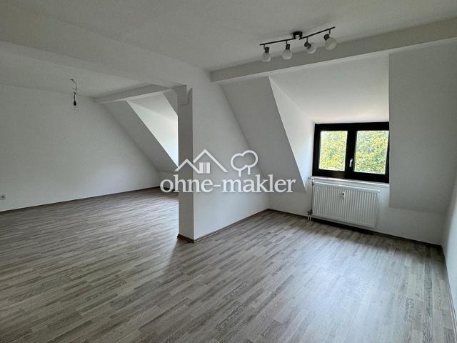 harmante Dachgeschosswohnung im 2. Obergeschoss– großzügiges Wohnen im beliebten Stadtosten