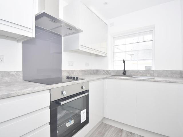 Harmer Street Gravesend DA12 2 bed flat to rent £1,350 pcm £312 pw