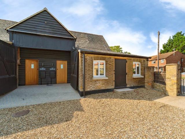 Harmondsworth Lane, Sipson, West. 3 bed barn conversion to rent £2,800 pcm £646 pw