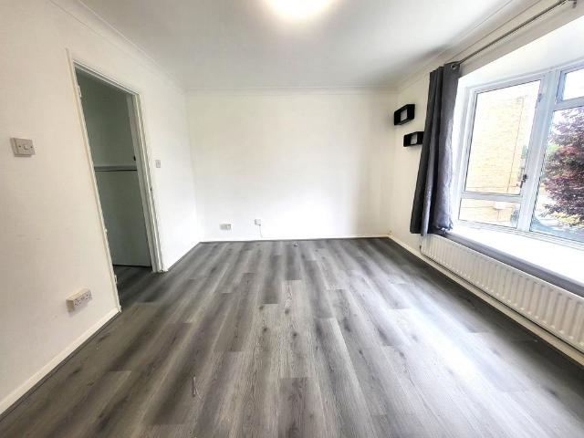 Harmondsworth Road, West Drayton. 2 bed duplex to rent £2,050 pcm £473 pw