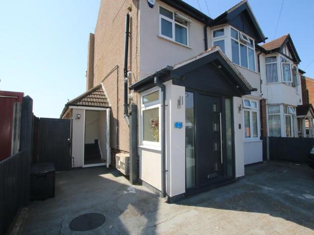 Harmondswoth 2 bed maisonette to rent £1,800 pcm £415 pw