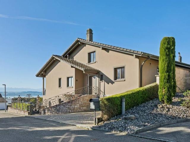 Harmonie, Raum und Natur! Eine einzigartige Villa in St Blaise mit Seeblick
