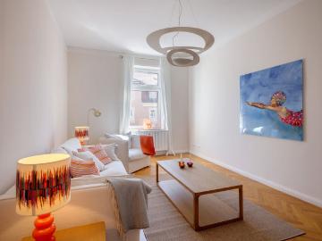 Harmonious living ambiance with mostly new furniture