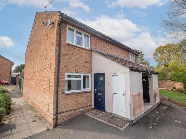 Harms Grove, Guildford GU4, 1 bed maisonette to rent, £1,350 pcm | PrimeLocation