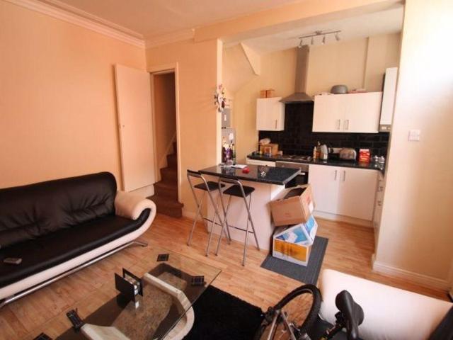 Harold Place, Leeds 2 bed house to rent £953 pcm £220 pw