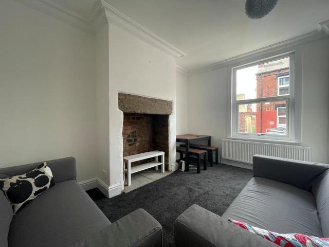 Harold Road, Hyde Park, Leeds, LS6 2 bed terraced house to rent £1,195 pcm £276 pw