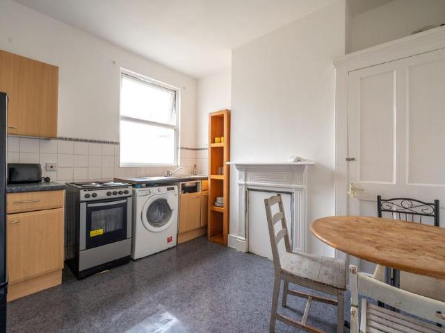 Harold Road, Plaistow, E13 2 bed flat to rent £1,800 pcm £415 pw