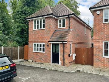 Harpenden AL5 3 bed detached house to rent £2,750 pcm £635 pw