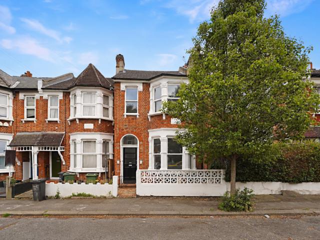 Harpenden Road, London, SE27 4 bed terraced house to rent £3,600 pcm £831 pw