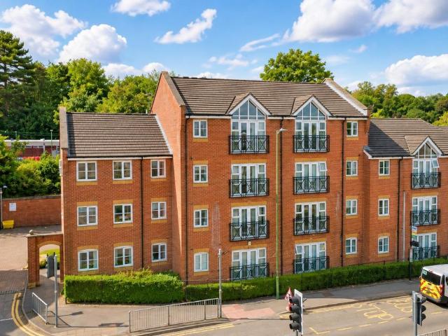 Harriett House, Apsley, Hemel Hempstead HP3, 2 bed flat to rent, £1,400 pcm | PrimeLocation
