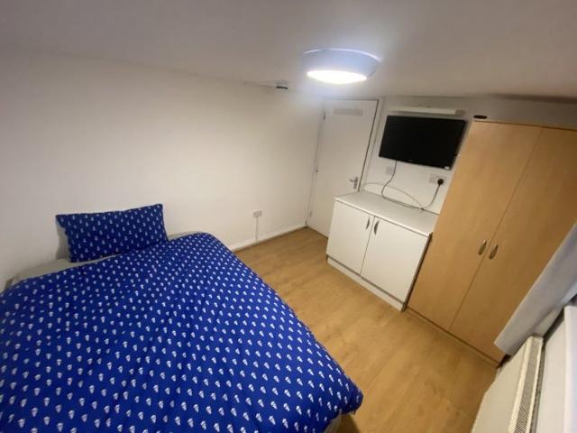 Harries Road, Hayes UB4, 2 bed shared accommodation to rent, £850 pcm | PrimeLocation