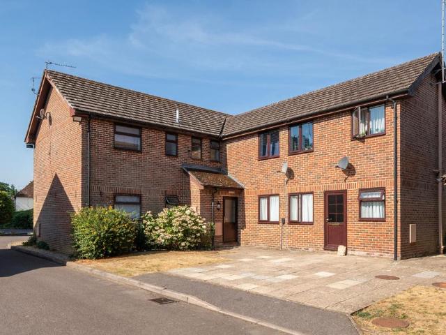 Harris Court, Liphook, GU30 1 bed flat to rent £850 pcm £196 pw