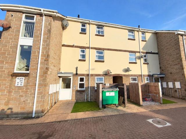 Harris Close, Kelly Bray, PL17 2 bed flat to rent £700 pcm £162 pw