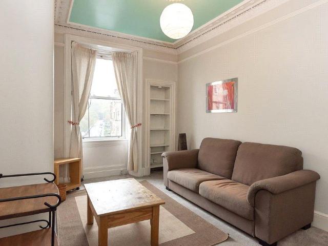 Harrison Gardens, Edinburgh, EH11 1 bed flat to rent £1,050 pcm £242 pw