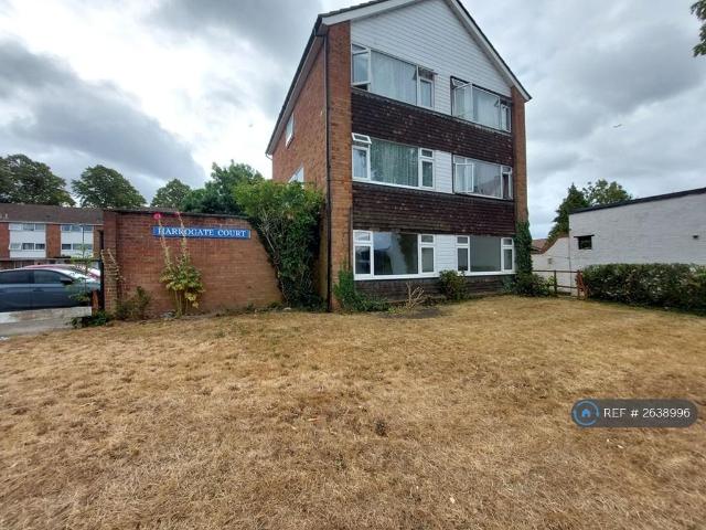 Harrogate Court, Slough, SL3 2 bed flat to rent £1,650 pcm £381 pw